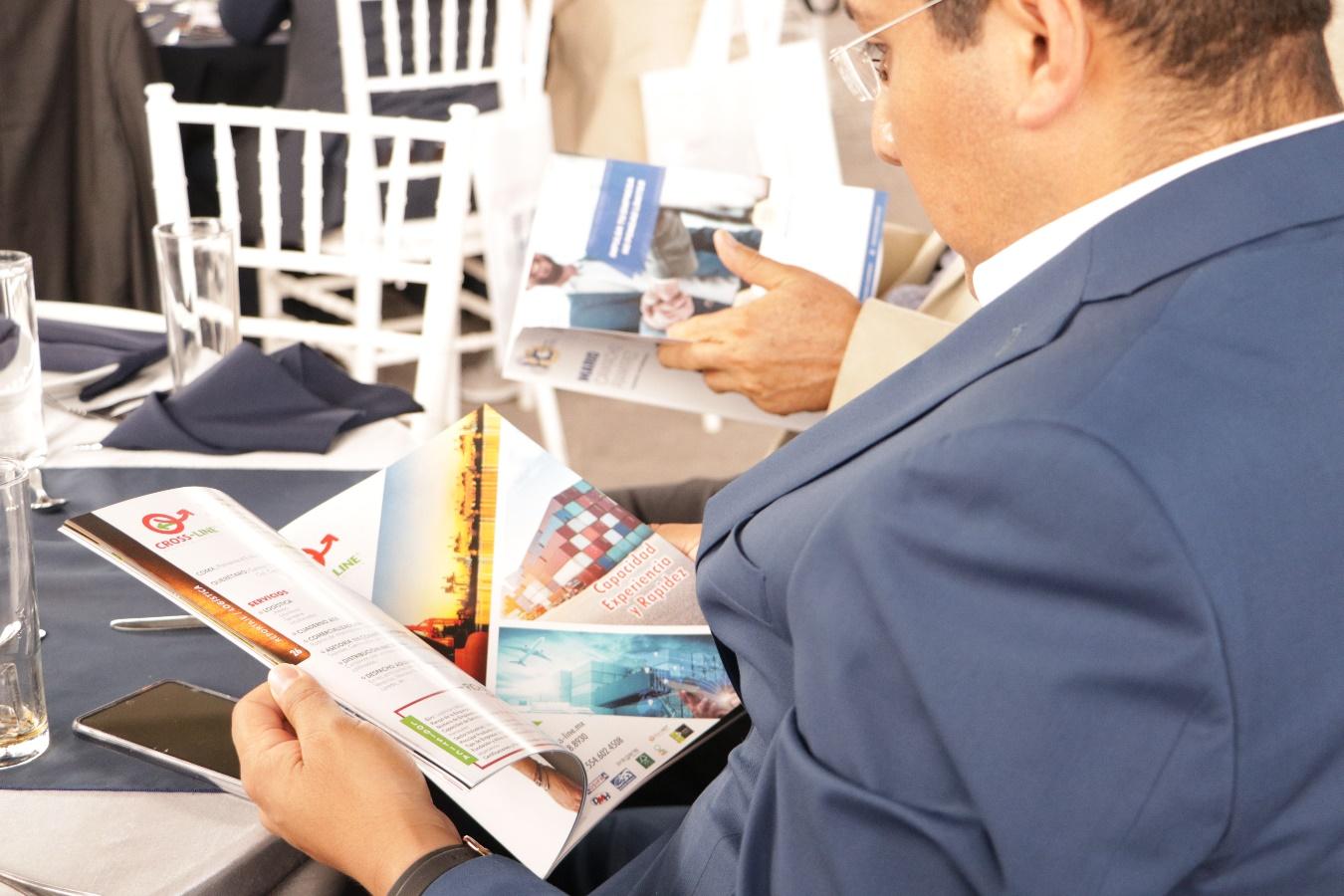 Hombre sentado en una mesa

Descripción generada automáticamente con confianza media