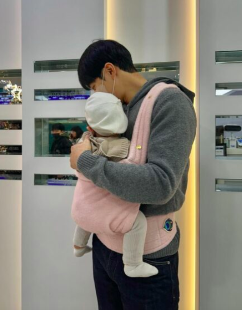 This contains an image of lee seung gi hospital visit with his daughter