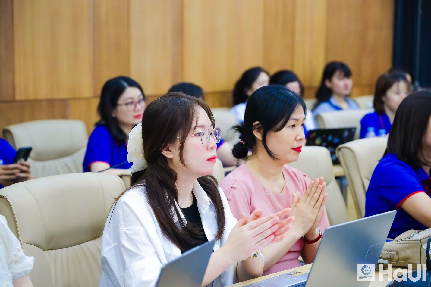 A group of people clapping in a lecture hall

AI-generated content may be incorrect.