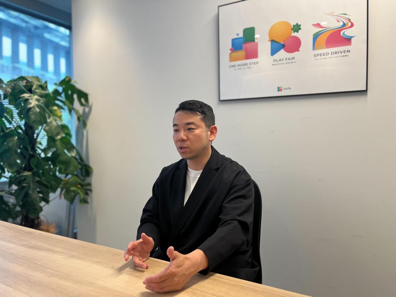 人, 屋内, テーブル, 男 が含まれている画像

AI によって生成されたコンテンツは間違っている可能性があります。