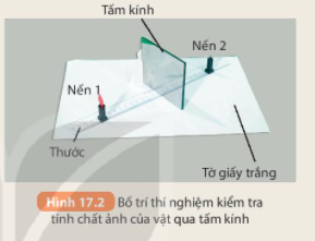 BÀI 17. ẢNH CỦA VẬT QUA GƯƠNG PHẲNG MỞ ĐẦUCâu hỏi: Tại sao chữ AMBULANCE trên đầu xe cứu thương lại được viết ngược từ phải sang trái?Đáp án chuẩn:Vì để người đi đường khi nhìn vào gương chiếu hậu của mình sẽ đọc được chữ “AMBULANCE” theo chiều xuôi để nhận ra xe cứu thương.I. ẢNH CỦA VẬT QUA GƯƠNG PHẲNGCâu hỏi: Hãy nêu thêm ví dụ về ảnh của vật qua gương phẳng hoặc các mặt phản xạ khácĐáp án chuẩn:Hình ảnh phản chiếu của cái cây qua mặt nướcII. TÍNH CHẤT ẢNH CỦA VẬT QUA GƯƠNG PHẲNG1. Dự đoán về tính chất của ảnh qua gương phẳngCâu 1: Có thể thu được ảnh qua gương phẳng trên màn chắn không?Đáp án chuẩn:Không thu được.Câu 2: Khoảng cách từ ảnh tới gương phẳng có khoảng cách từ vật tới gương phẳng không?Đáp án chuẩn:Bằng khoảng cách từ vật tới gương phẳng.Câu 3: Độ lớn của ảnh có bằng độ lớn của vật không?Đáp án chuẩn:Độ lớn của ảnh bằng độ lớn của vật.2. Thí nghiệm kiểm tra dự đoánCâu 1: Hãy nghĩ cách làm thí nghiệm để kiểm tra xem ảnh của vật qua gương phẳng có thu được trên màn chắn không.Đáp án chuẩn:Thí nghiệm: Sử dụng 1 cây nến, một tấm kính phẳng trong, 1 màn chắn. Đặt cây nến trước tầm kính. Đưa màn chắn đến mọi vị trí đều không hứng được ảnh.Câu 2: Hãy tiến hành thí nghiệm theo các bước sau để kiểm tra dự đoán về khoảng cách từ ảnh, vật tới tầm kính và độ lớn của ảnh so với vật (hình 17.2):Đặt cây nến 1 trước tấm kính (không đặt sát vào kính) và thắp sángDi chuyển cây nến 2 ra phía sau tầm kính đến đúng vị trí ảnh của cây nên 1 (sao cho ảnh ngọn lửa của cây nên 1 nằm ở ngọn của cây nến 2)So sánh độ lớn ảnh của cây nến 1 với cây nến 2; đo khoảng cách từ hai cây nến đến tấm kính để từ đó rút ra kết luận.Đáp án chuẩn:Độ lớn ảnh của cây nến 1 = cây nến 2. Khoảng cách từ hai cây nến đến tấm kính bằng nhau.Câu 1: Bạn A đứng cách bức tường 4 m, trên tường treo thẳng đứng một tấm gương phẳng rộng và nhìn thấy ảnh của mình trong gương. Bạn A phải di chuyển về phía nào, một khoảng bao nhiêu để cách ảnh của mình 2 m?Đáp án chuẩn:Bạn A di chuyển tiến gần đến tấm gương và cách gương 1m Câu 2: Ảnh của chữ  TÌM