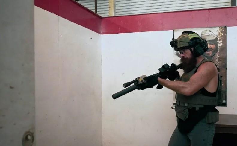 Une image contenant arme, habits, personne, fusil

Le contenu généré par l’IA peut être incorrect.