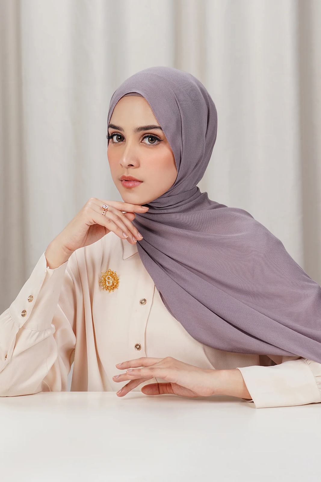jilbab ungu dan baju cream
