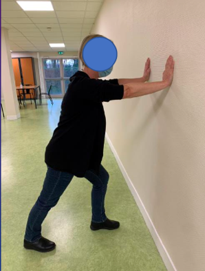 Une image contenant mur, personne, habits, chaussures

Description générée automatiquement