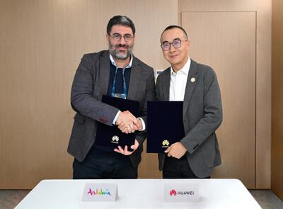 Lisardo Morán, CEO of the Public Entity for the Tourism Management and Sports of Andalucía and Wu Hao, VP of Consumer Cloud Service Global Ecosystem Development & Sales, HUAWEI Consumer BG, during the MOU ceremony.