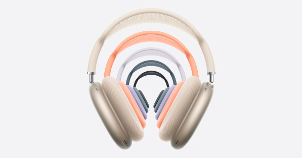سماعات Apple AirPods Max باللون الفضي معروضة على خلفية بيضاء