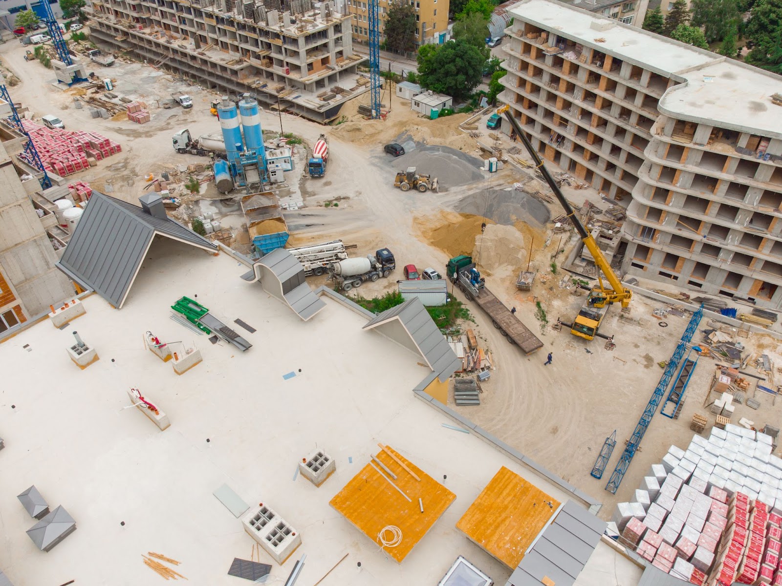 Overhead view of a construction site. 