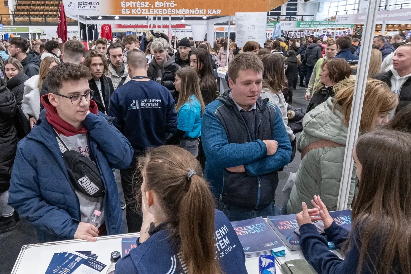 A képen ruházat, Emberi arc, személy, nő látható

Automatikusan generált leírás
