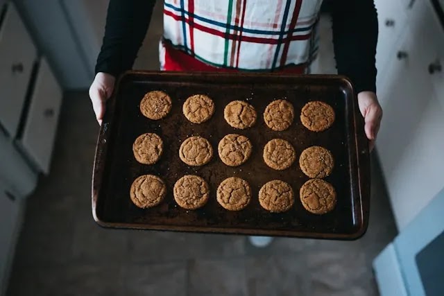 Cookies adalah ide usaha cemilan yang worth it untuk kamu coba. Mulai dari soft cookies yang lembut, basic cookies klasik, hingga crookies (croissant cookies) yang sedang tren.