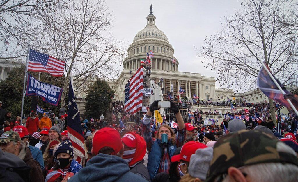 https://diendantheky.net/wp-content/uploads/2024/07/2021_storming_of_the_United_States_Capitol_DSC09254-2_50820534063_retouched-1024x628.jpg