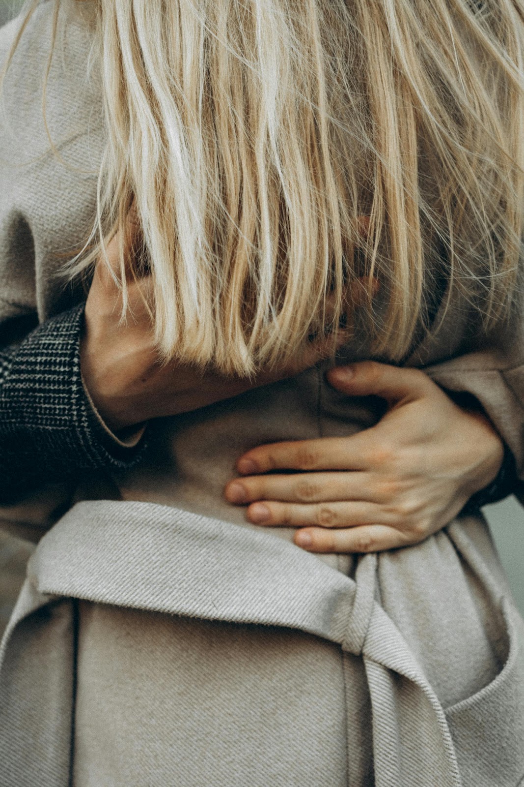 A man hugging his girlfriend | Source: Pexels