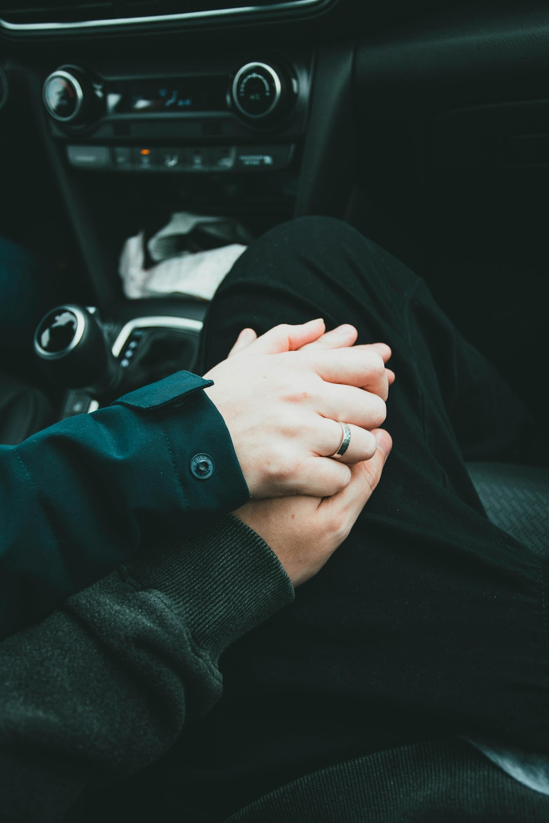 A couple holding hands in the car | Source: Pexels