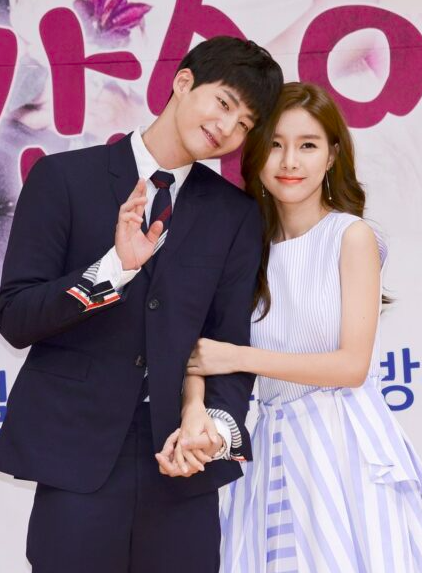 This contains an image of Song Jae Rim and Kim So Eun 