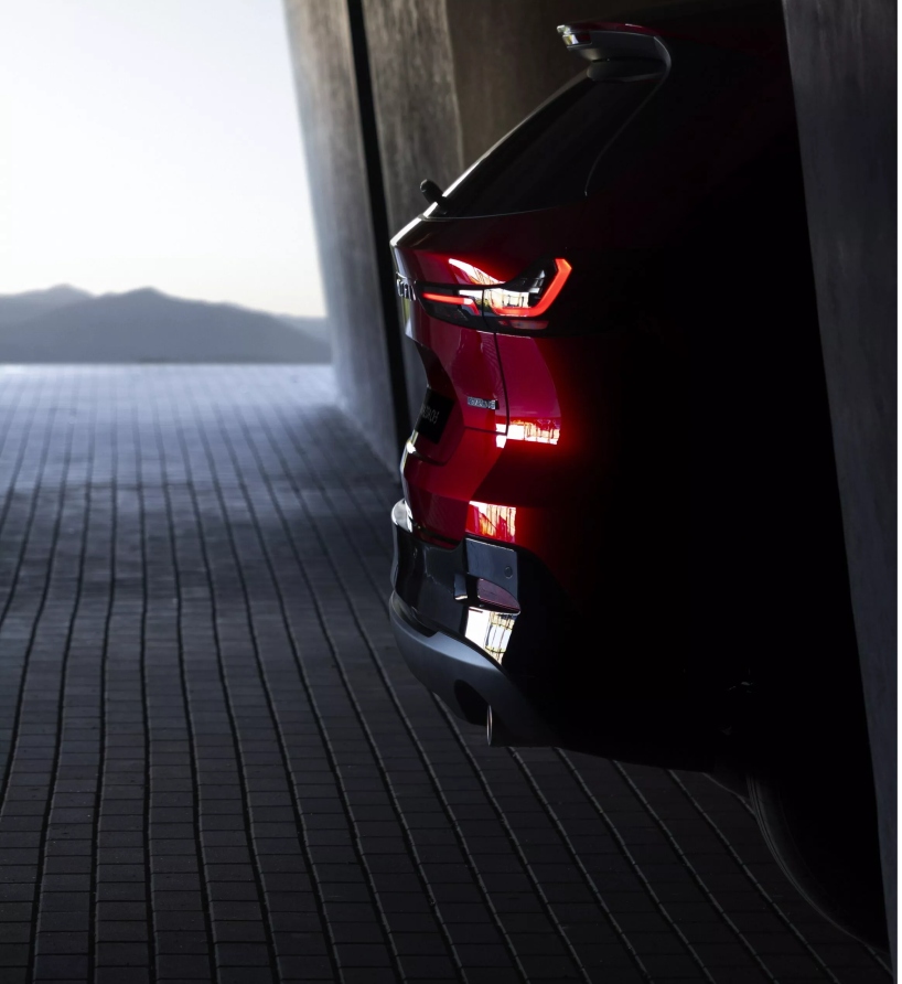 مازدا CX-5 2026 تقدم تقنيات أمان متقدمة، تصميم داخلي فاخر، وأنظمة دفع هجينة مبتكرة لتعزيز الأداء والكفاءة.