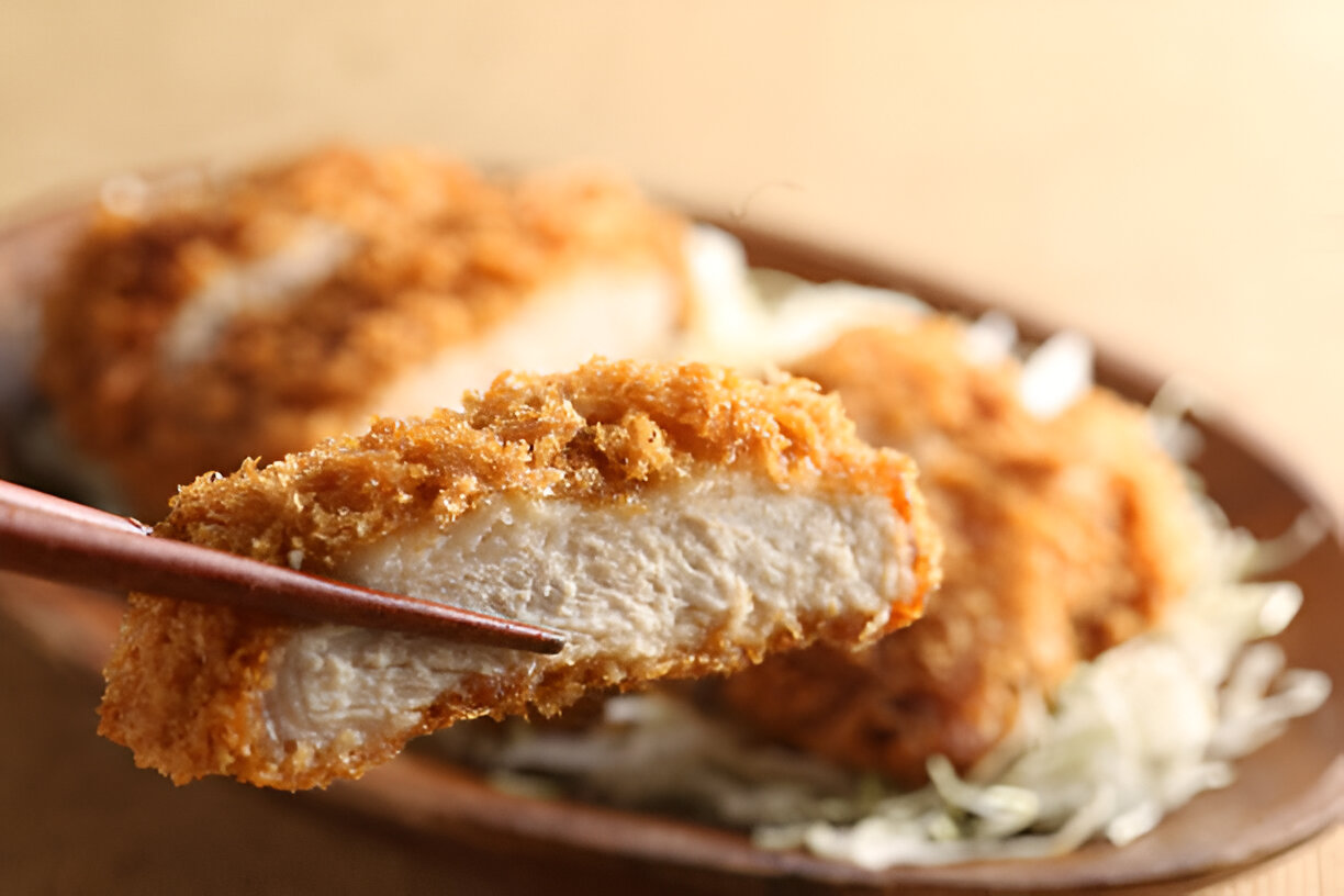 Closeup tonkatsu, jenis katsu paling klasik yang menggunakan daging babi.