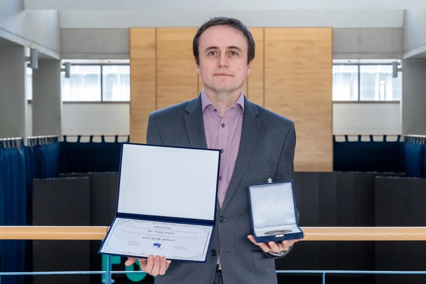 A képen ruházat, személy, Emberi arc, fedett pályás látható

Automatikusan generált leírás