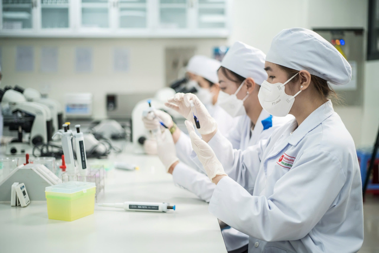 Nghiên cứu dược phẩm được xếp vào mã ngành 721, được loại trừ trong mã 2100