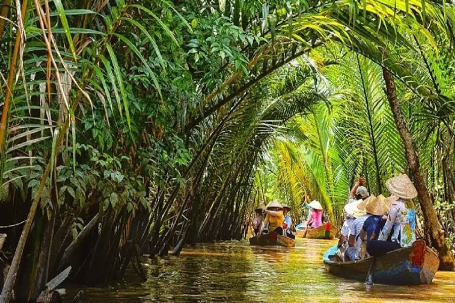 Tourists take a boat to explore Con Quy. Source: ximgo.com