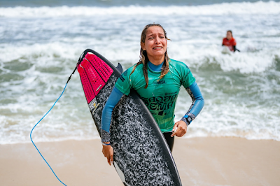 Alexia Monteiro emocionada com a vitória no seu primeiro Challenger Series (Foto: WSL / Thiago Diz)