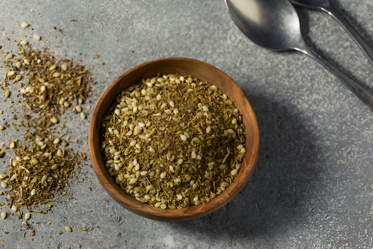 Za'atar dibuat dengan mencampur thyme, wijen, oregano dan sumac.