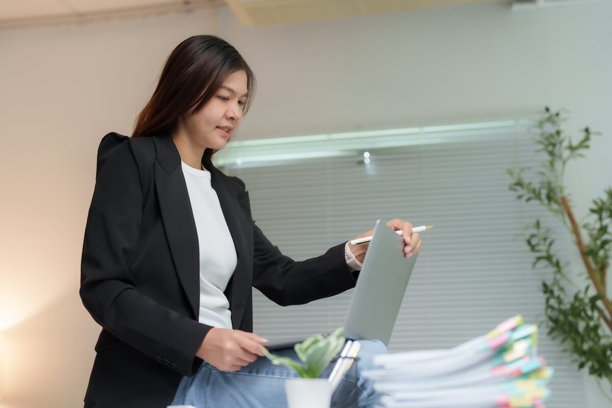 How does leave of absence work: employee in a corporate attire, opening her laptop