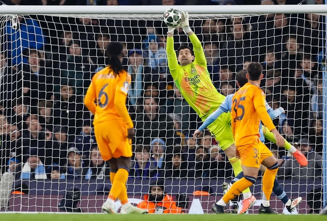 Defesa do goleiro Courtois pelo Real Madrid