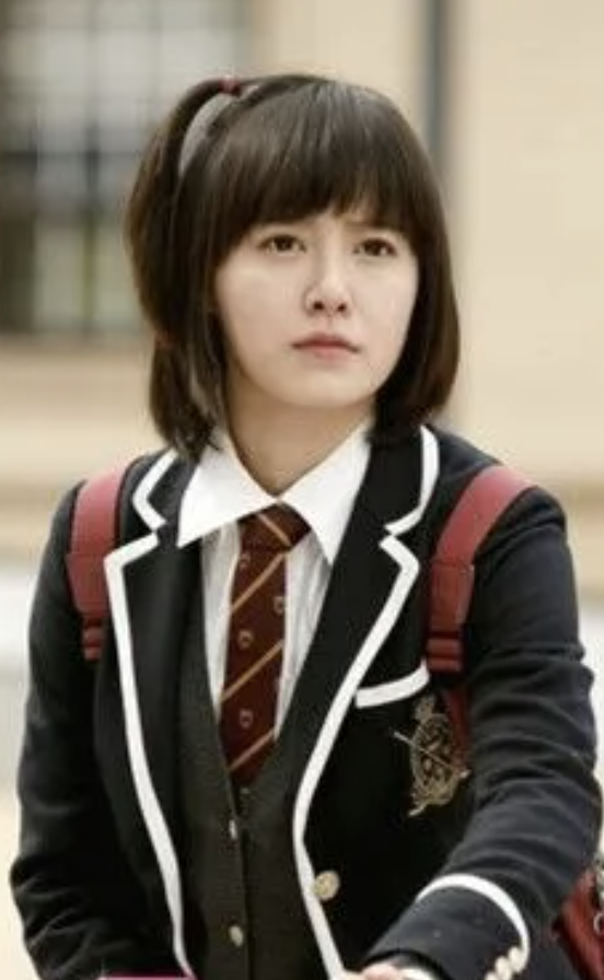 A picture of Goo hye sun wearing a black and white uniform