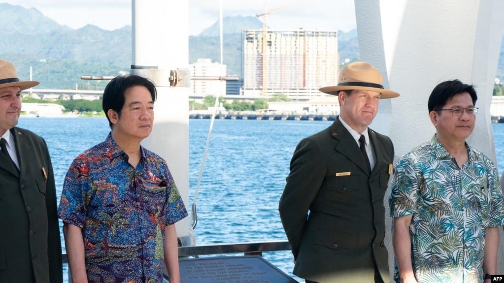 台湾总统赖清德(左二)与外交部长林佳龙(右)过境夏威夷之际,参观亚利桑那号战舰纪念馆。(法新社:2024年11月30日)