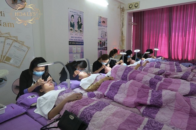 Trung tâm đào tạo nối mi Hoaly's Eyelash là Top 10 địa chỉ dạy học nối mi tốt nhất tphcm