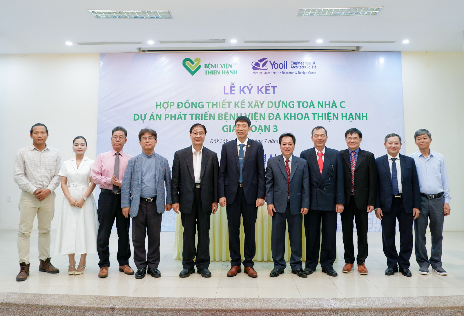 Đại diện hai đơn vị và các khách mời chụp hình lưu niệm sau lễ ký kết hợp đồng.