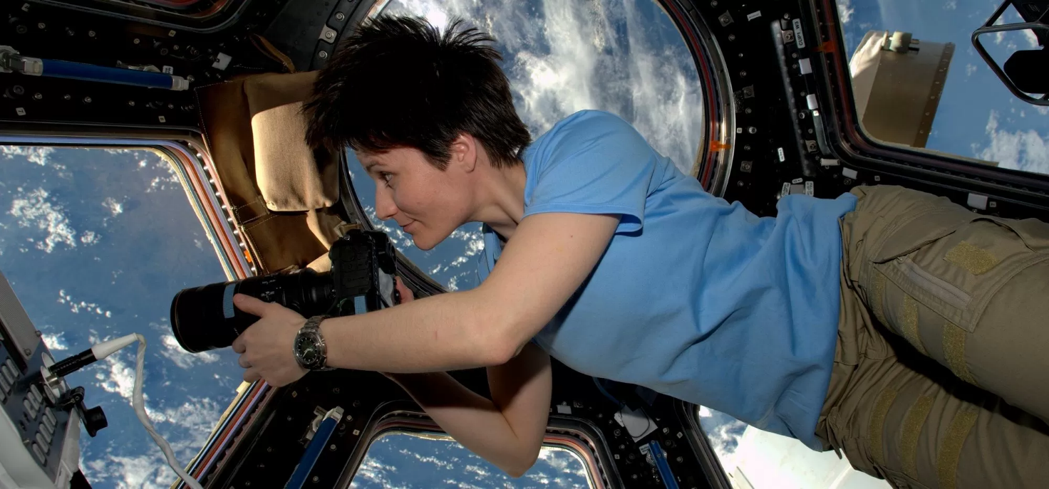 Immagine che contiene vestiti, persona, Pilota, cabina di pilotaggio