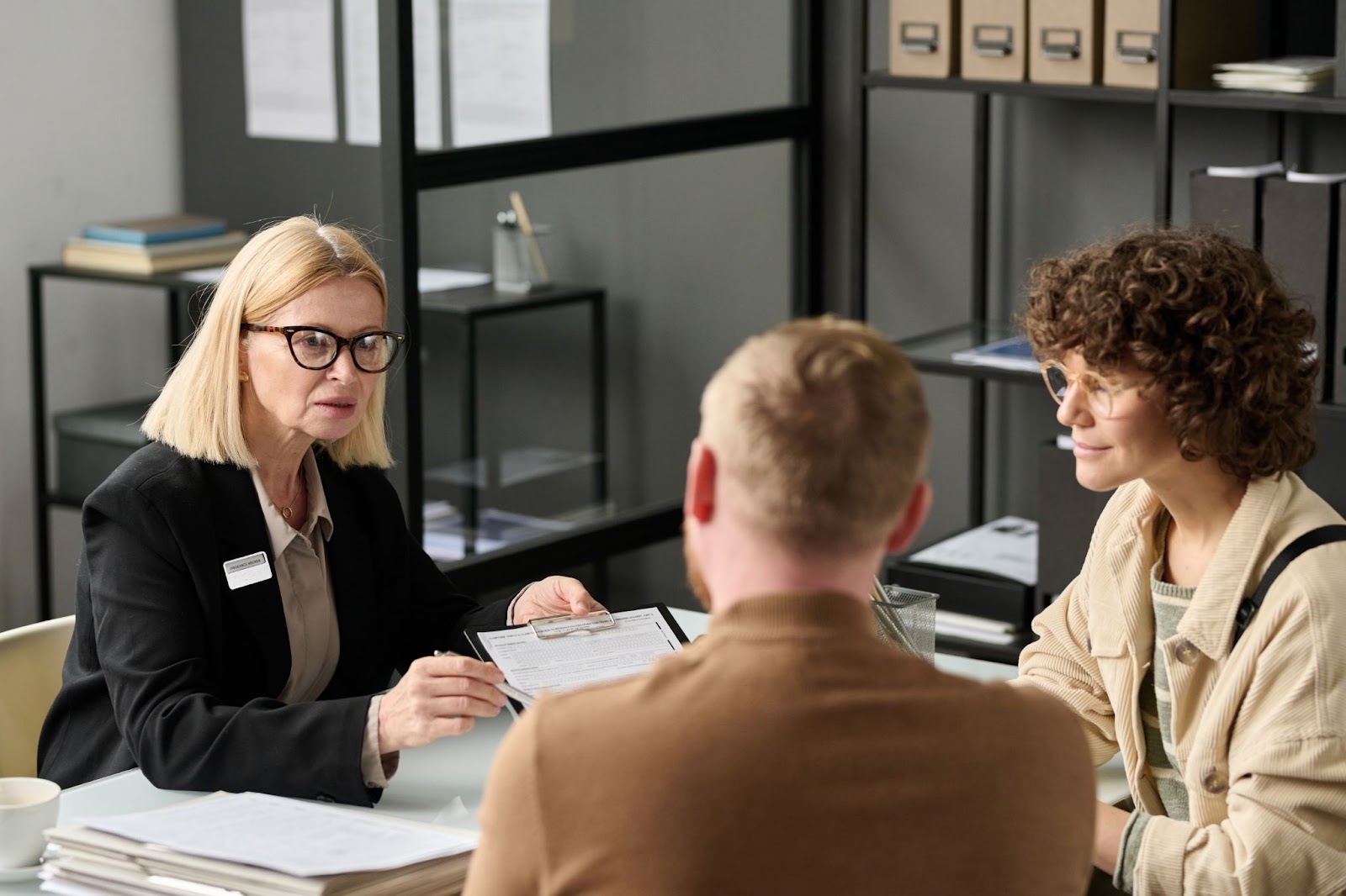 Casal consultor de corretores de seguros
