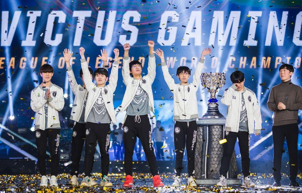 Image of Invictus Gaming winning the prize
