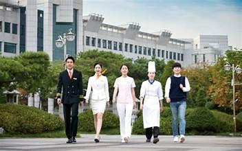 A group of people walking on a sidewalk

AI-generated content may be incorrect.