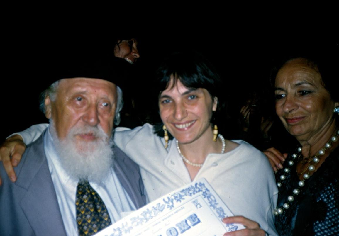Immagine che contiene Viso umano, persona, vestiti, sorriso

Descrizione generata automaticamente