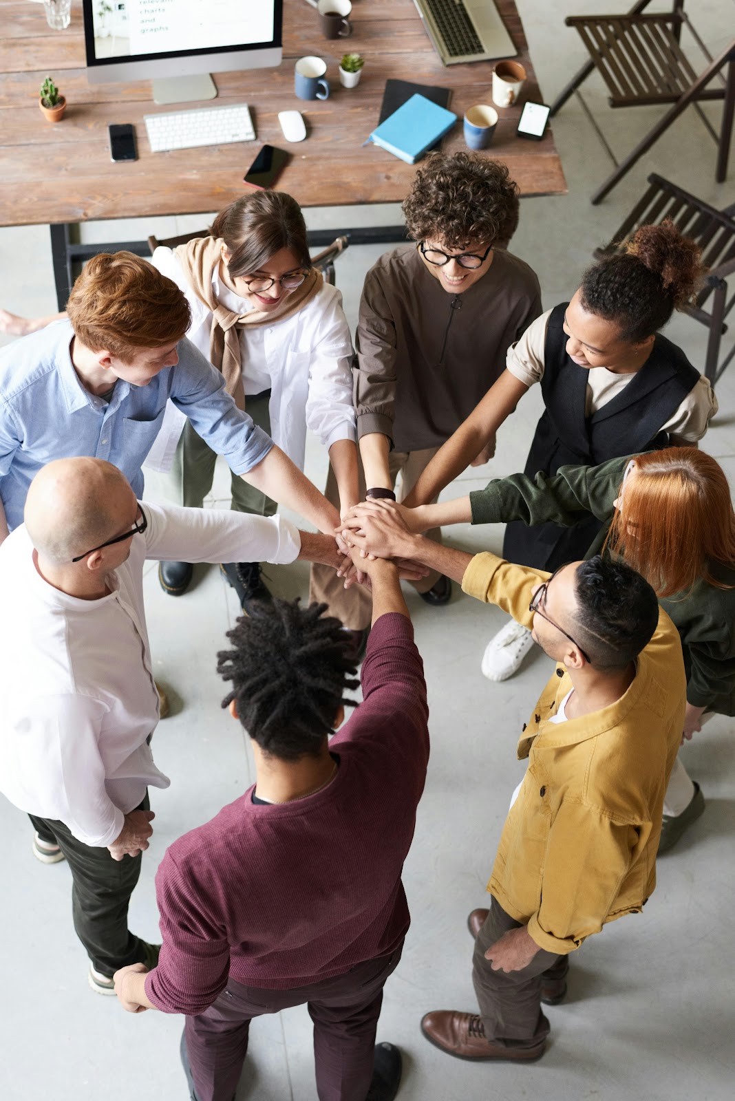 People holding each other's hands | Source: Pexels