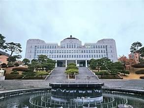 A large building with a fountain

AI-generated content may be incorrect.