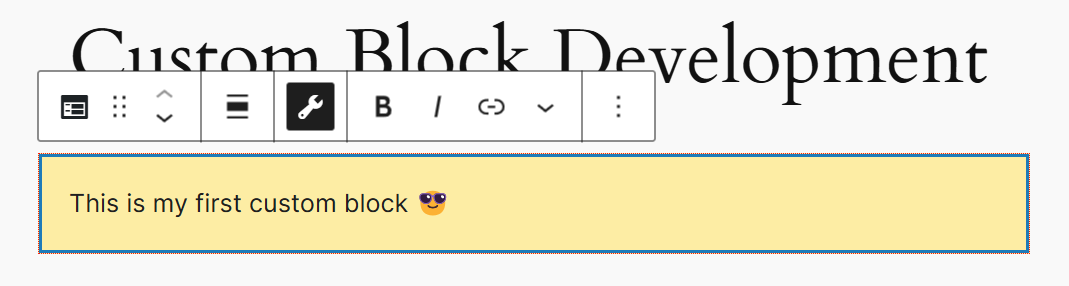 Highlighted settings button in the custom block’s toolbar.