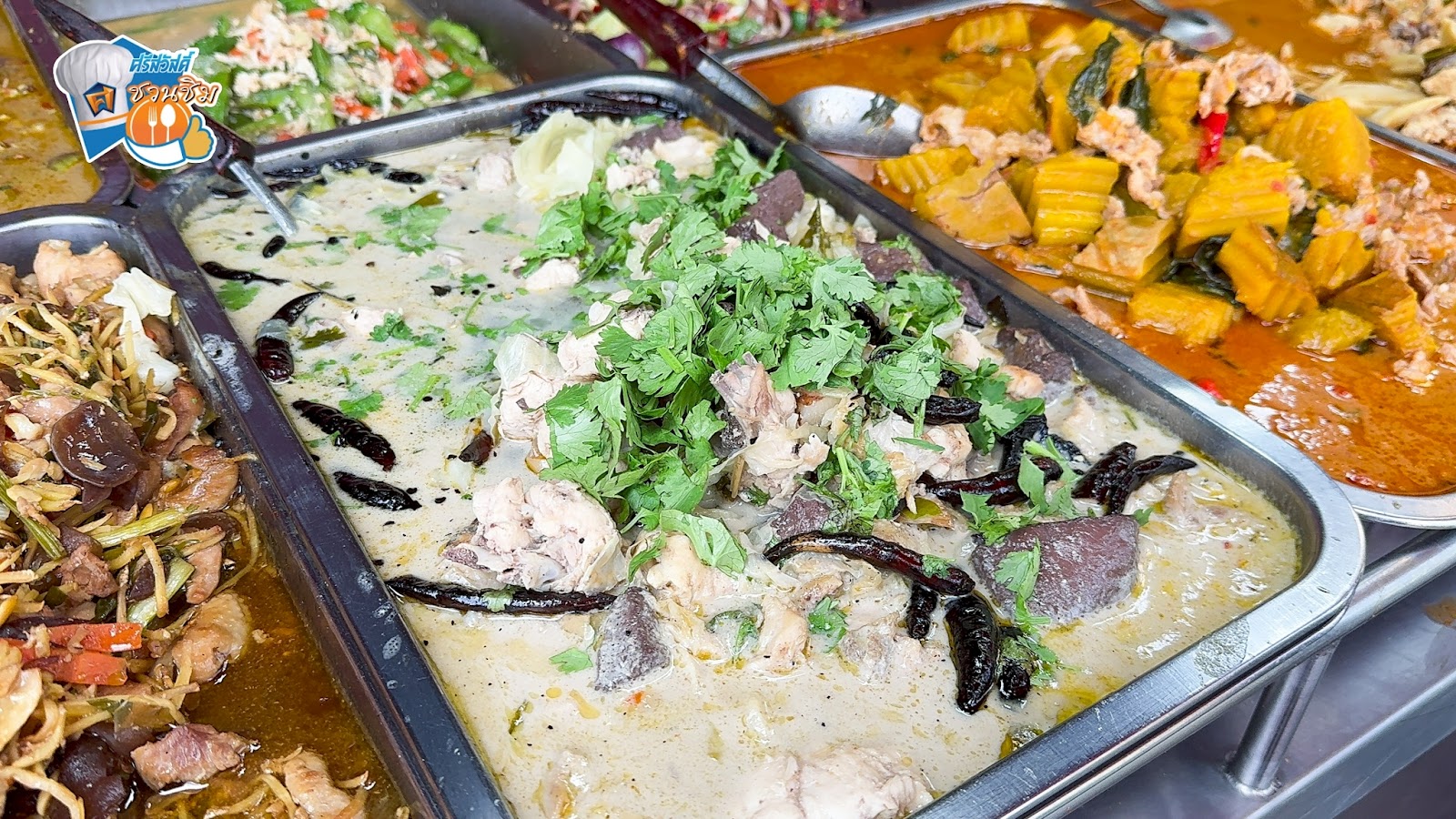 กับข้าวของทางร้านมีให้เลือกกว่า 30 เมนู ทำเตรียมสดใหม่วันต่อวัน