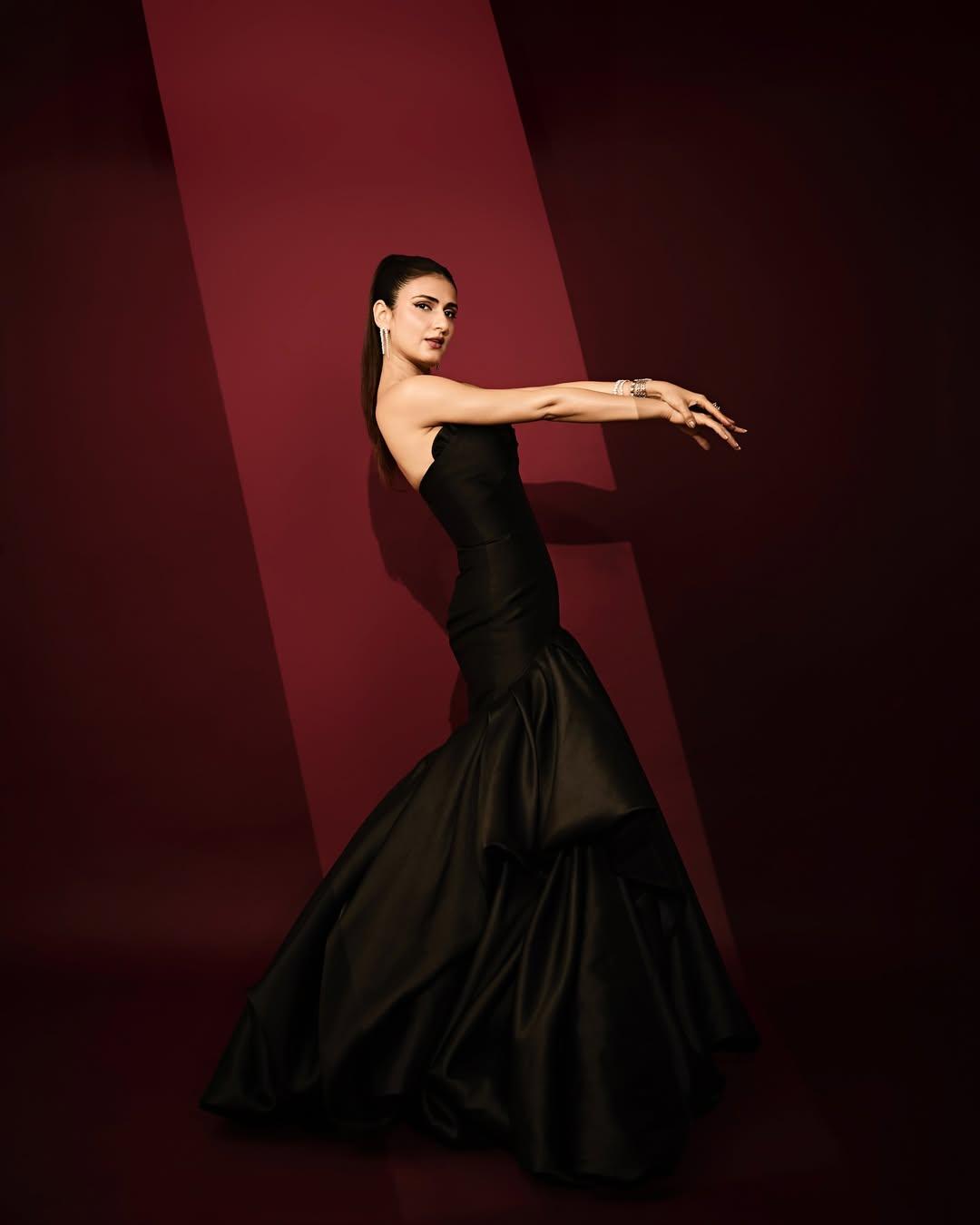 A person in a black dress

AI-generated content may be incorrect.