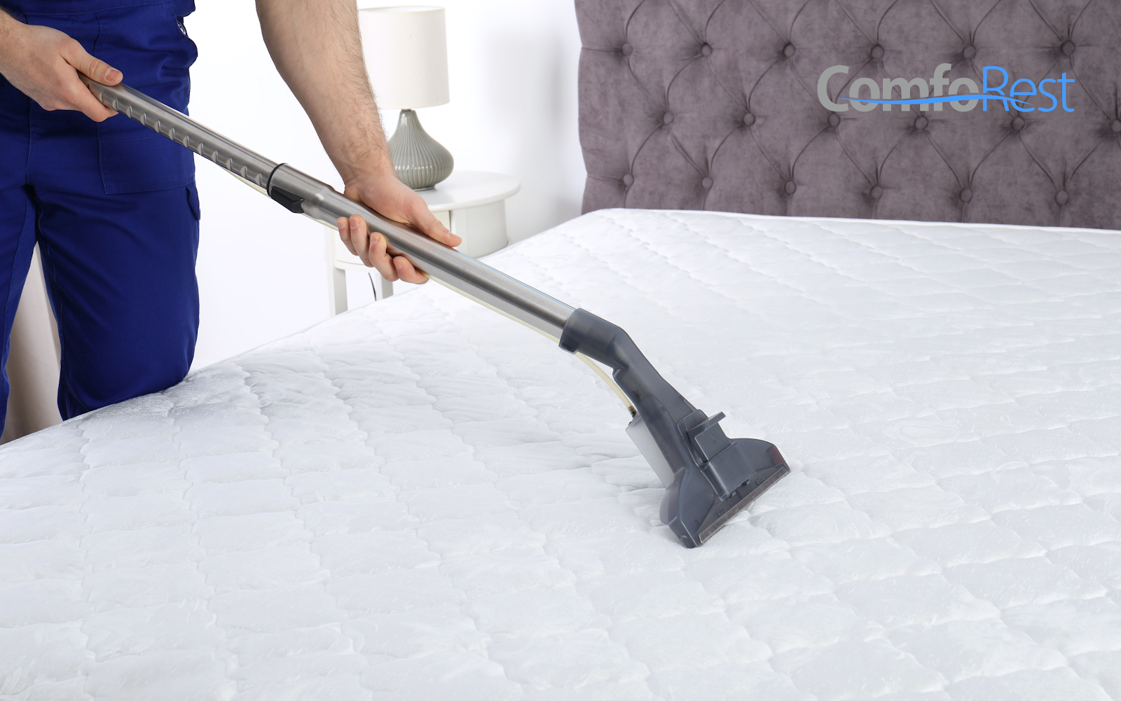 Professional cleaning a mattress using a vacuum cleaner to maintain hygiene and prolong mattress life – ComfoRest bed care tip