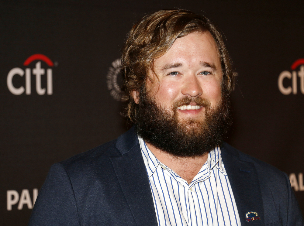 Haley Joel Osment sourit à la caméra.