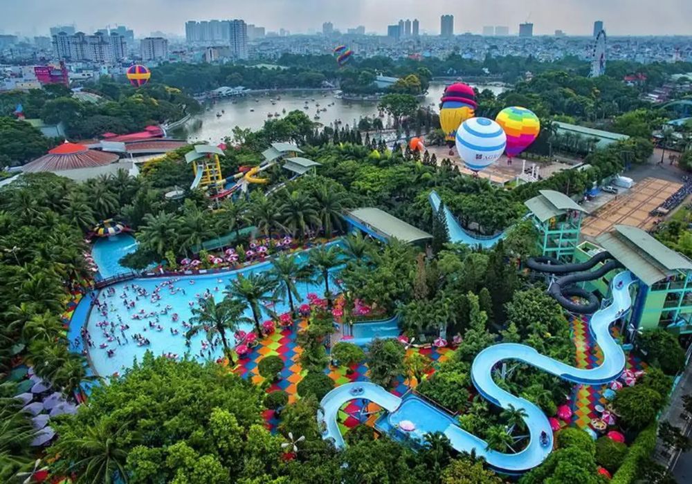 Công viên nước Đầm Sen là địa điểm được giới trẻ yêu thích gần Chợ Bà Hoa (Ảnh: Sưu tầm internet)