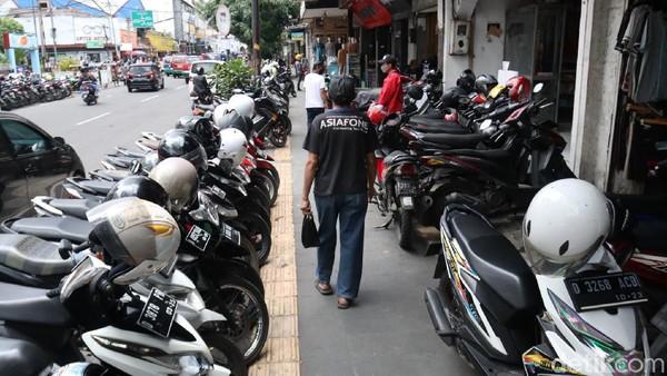 Waduh, Trotoar di Kota Bandung Jadi Tempat Parkir Liar