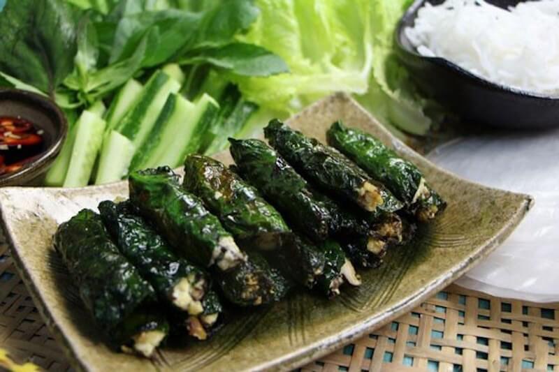 Món đậu hũ cuốn lá lốt được nướng chín óng ả đầy hấp dẫn