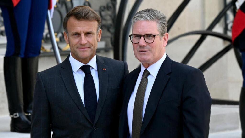 Le président français Emmanuel Macron avec le Premier ministre britannique Keir Starmer au palais de l'Élysée à Paris, le 29 août 2024.