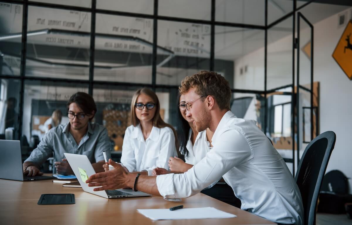 Leave of absence compliance: colleagues discussing something at work