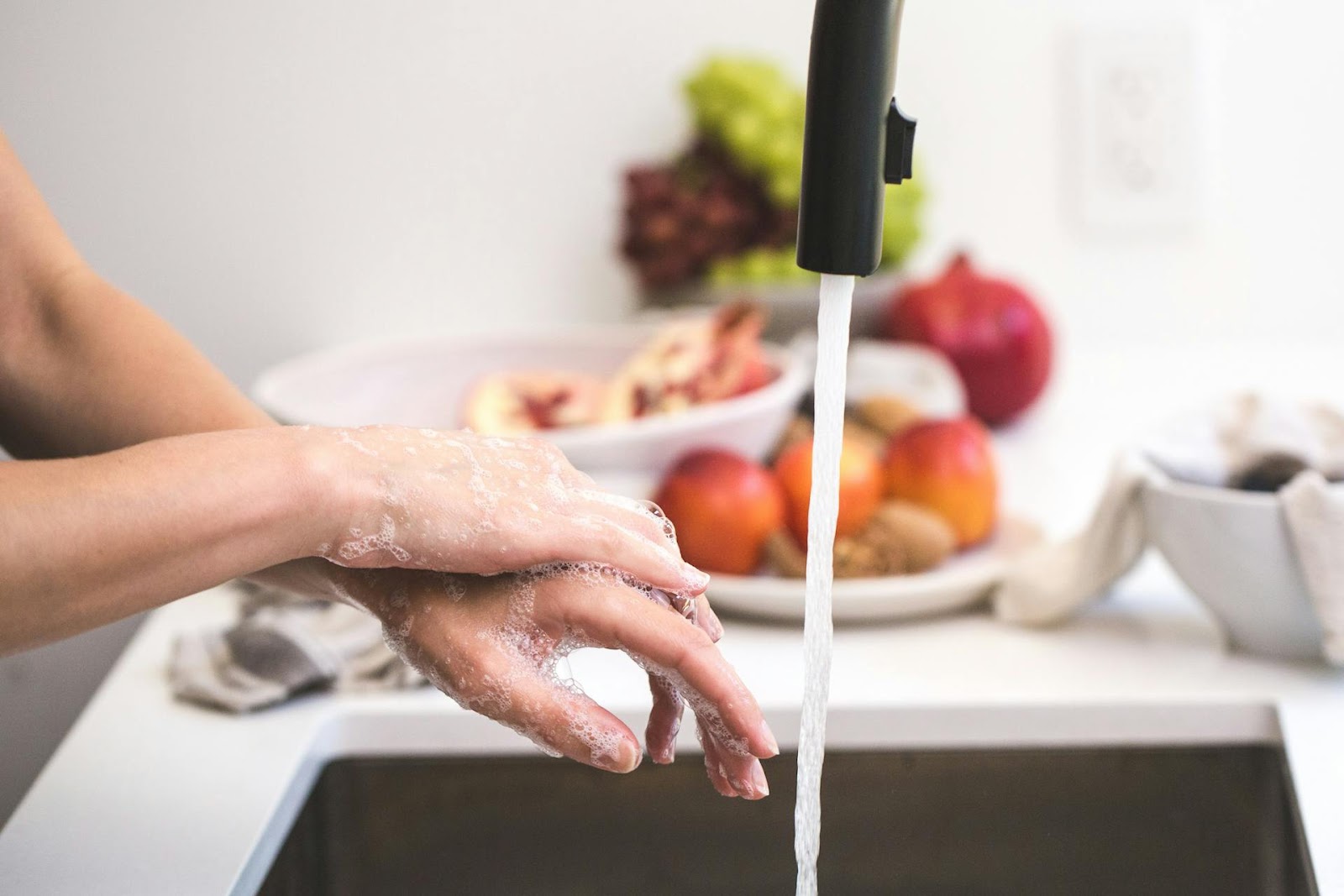 A woman washing her hands | Source: Pexels