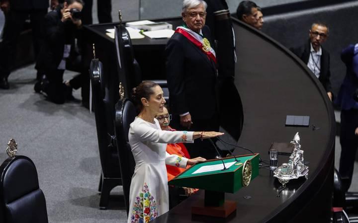 Un grupo de personas frente a una mesa con un traje de color negro

Descripción generada automáticamente con confianza baja