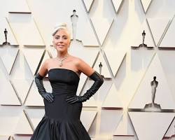 Imagen de Lady Gaga in a black Alexander McQueen dress at the 2019 Oscars